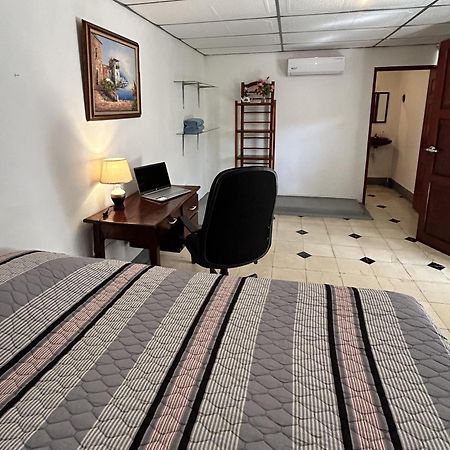 El Callejon Guest House เลออน ภายนอก รูปภาพ