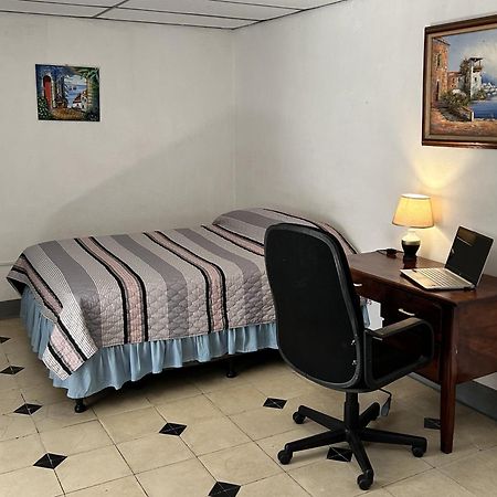 El Callejon Guest House เลออน ภายนอก รูปภาพ
