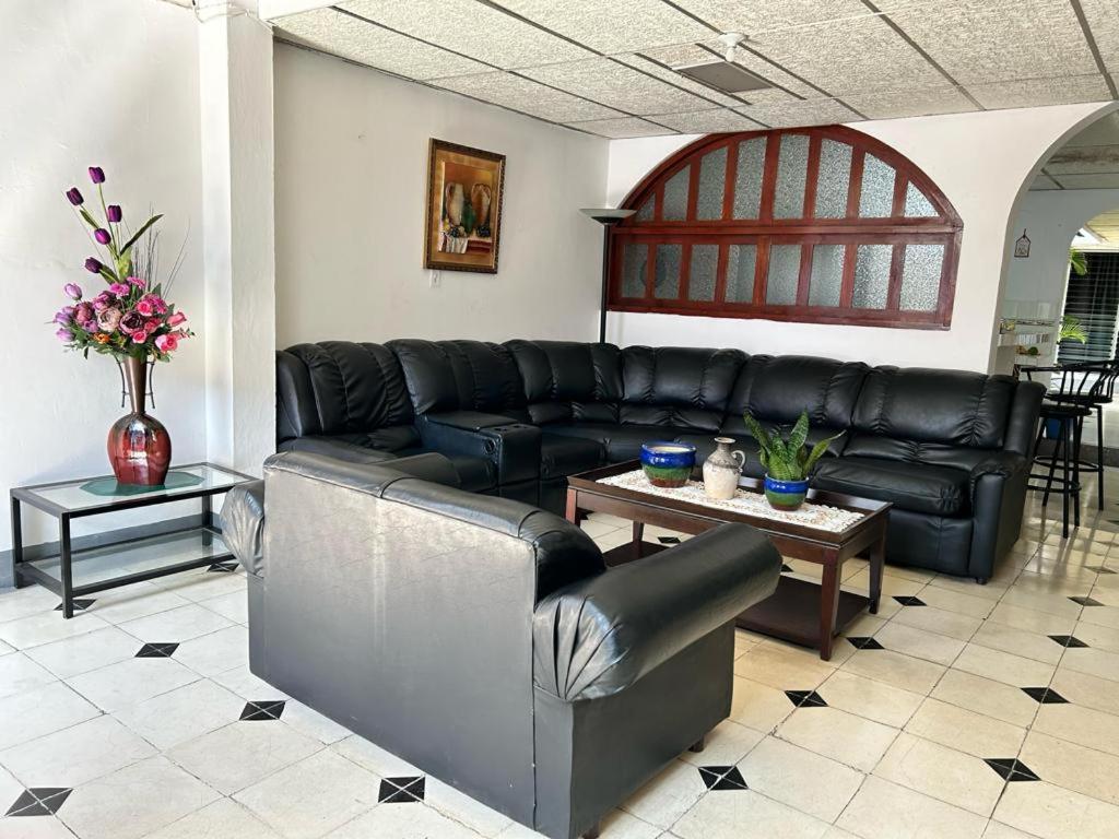 El Callejon Guest House เลออน ภายนอก รูปภาพ