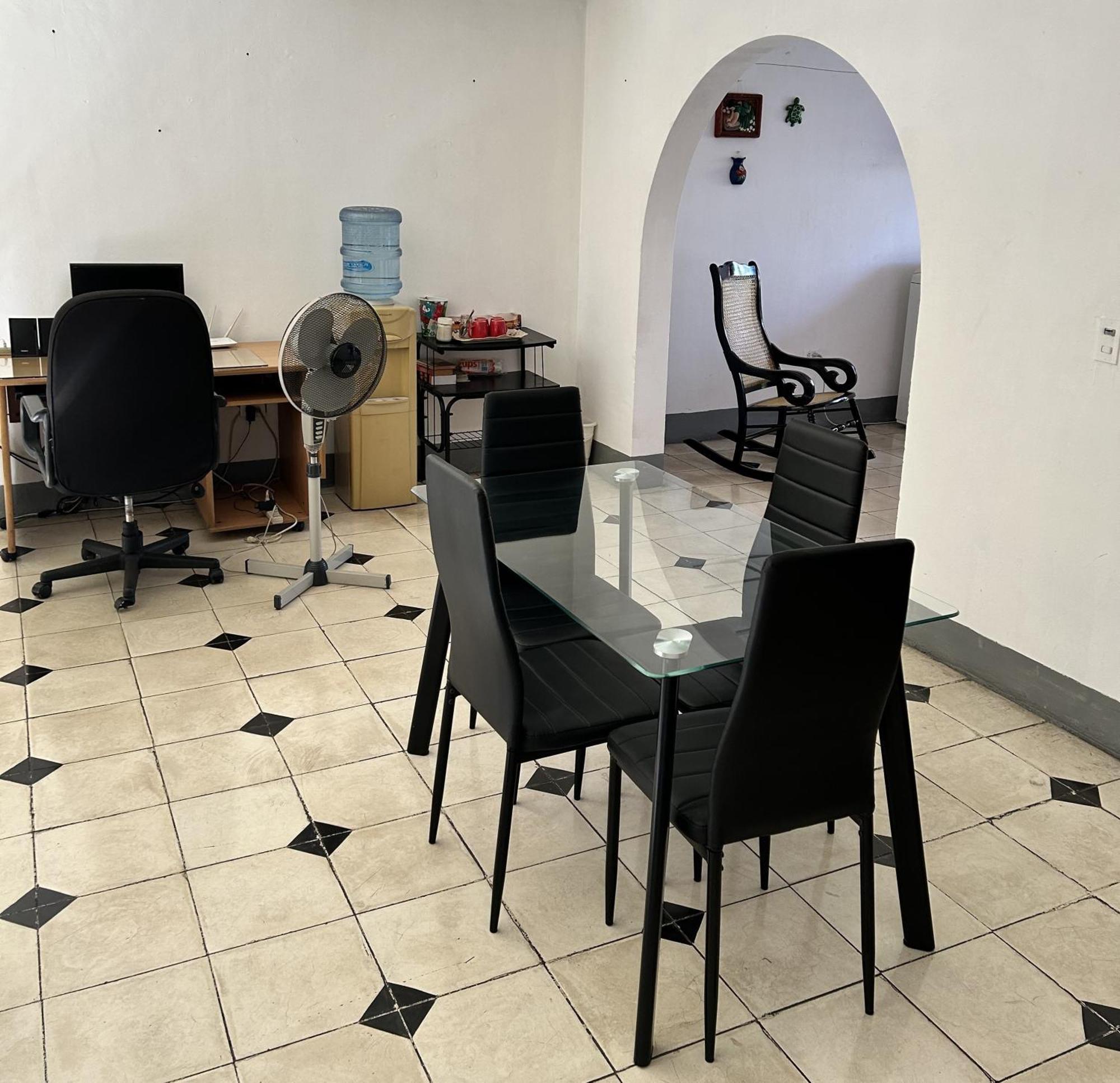 El Callejon Guest House เลออน ภายนอก รูปภาพ