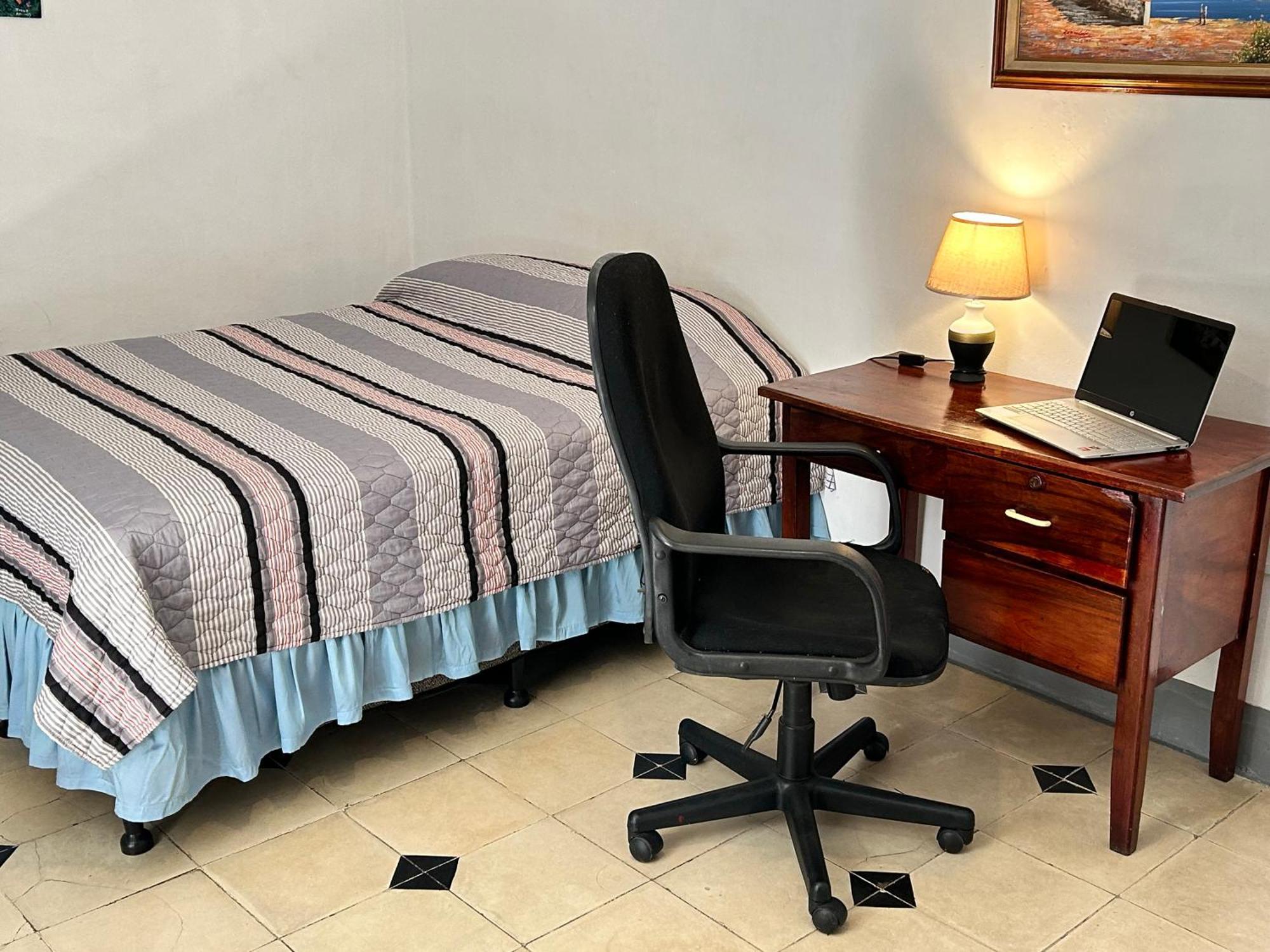 El Callejon Guest House เลออน ภายนอก รูปภาพ