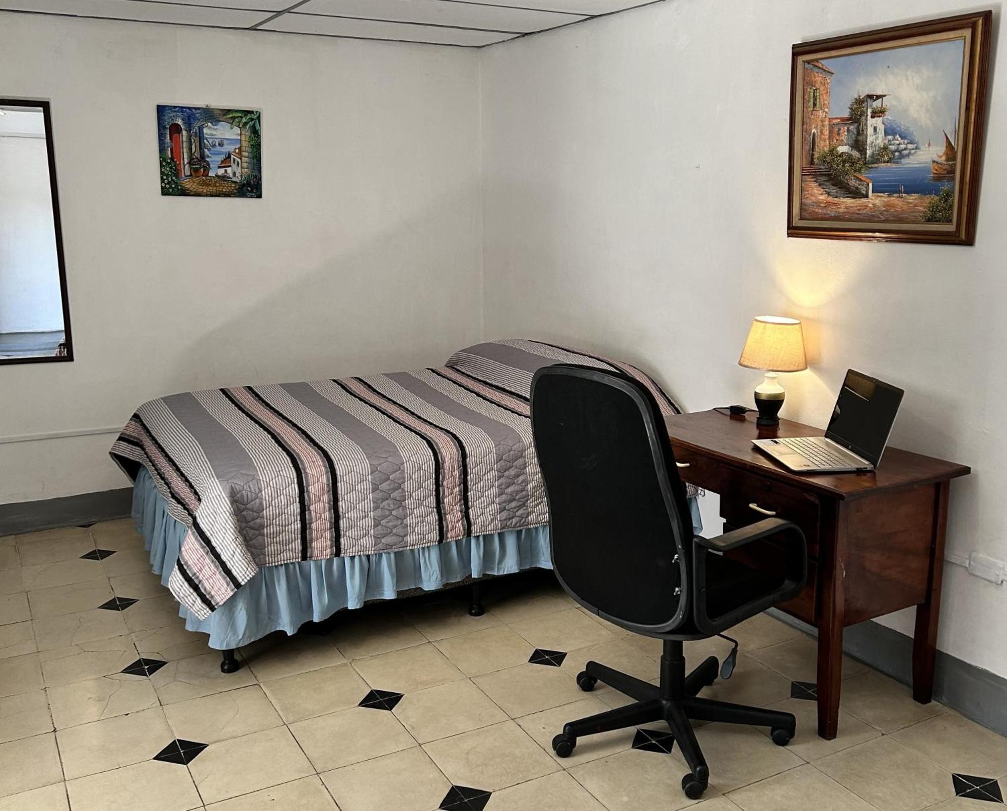 El Callejon Guest House เลออน ภายนอก รูปภาพ