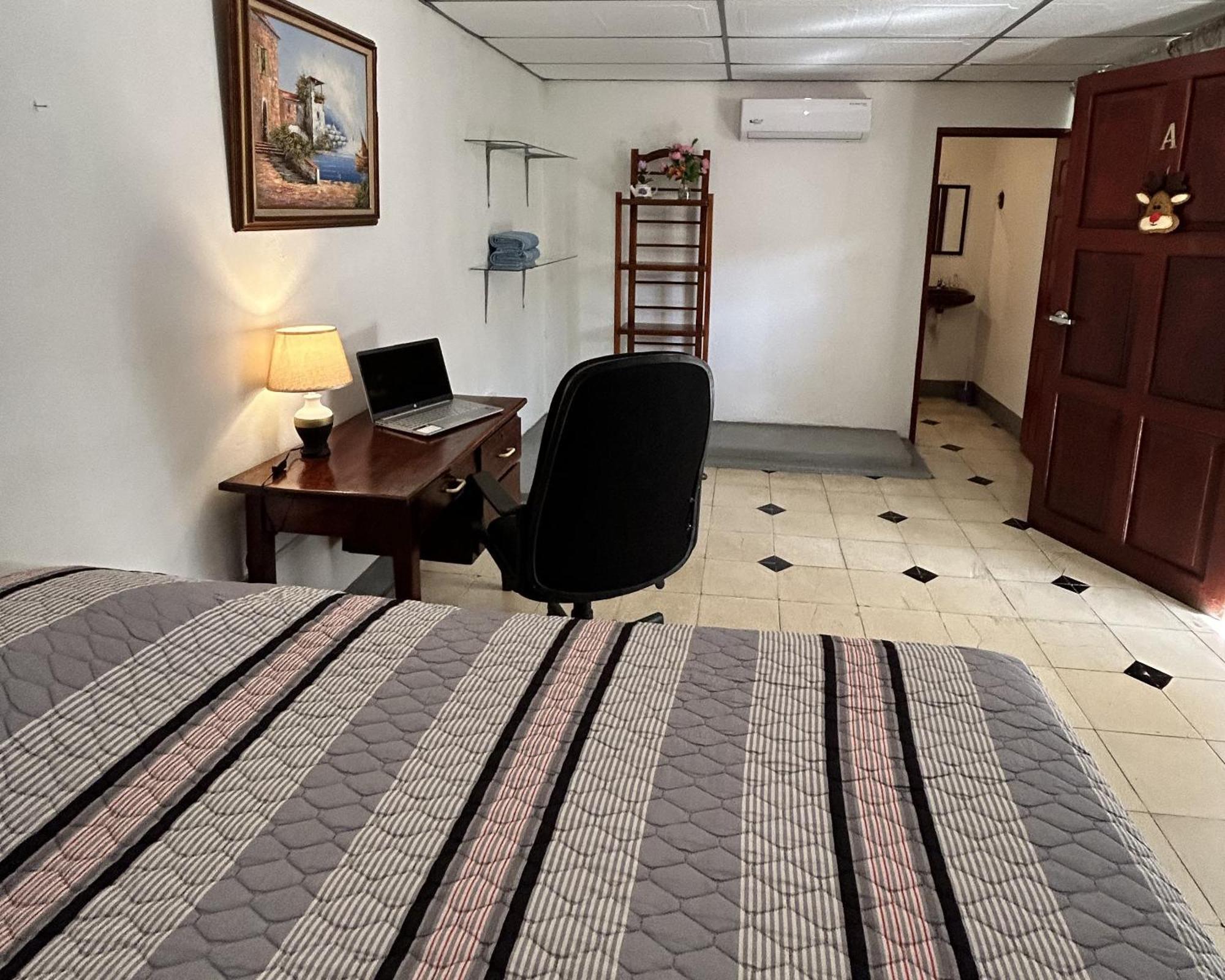 El Callejon Guest House เลออน ภายนอก รูปภาพ