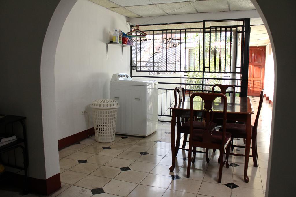 El Callejon Guest House เลออน ภายนอก รูปภาพ