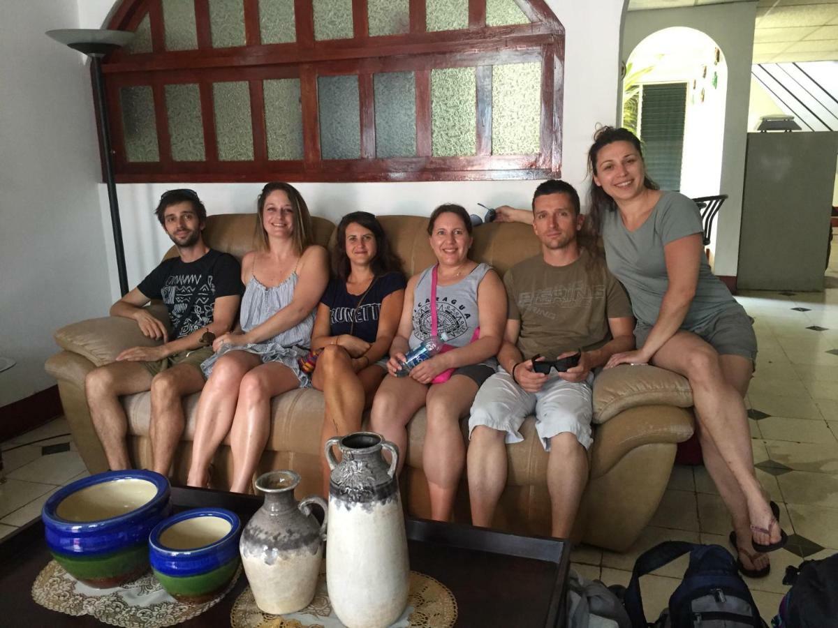 El Callejon Guest House เลออน ภายนอก รูปภาพ
